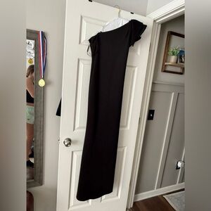 Chic Black One-Shoulder Gown